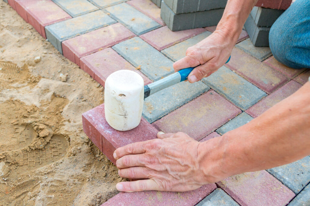 Pflasterarbeiten Erdbau - Baggerarbeiten Gartenzäune Riedstadt